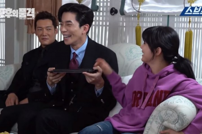 Bekijk: Cast 'The Last Empress' kan niet stoppen met lachen achter de schermen in Making-Of-video