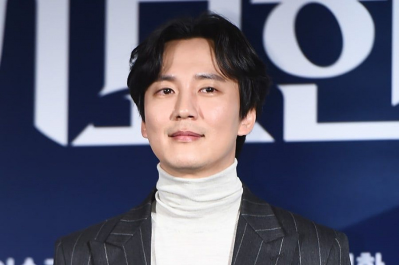 Kim Nam Gil Menyambung Penggambaran 'The Fiery Priest' Walaupun Cedera