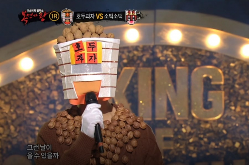 Hlavný spevák chlapčenskej skupiny sa svojím teplým vokálnym tónom dotýka sŕdc pri skladbe „The King Of Mask Singer“