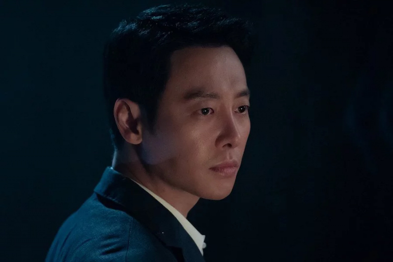 Kim Dong Wook is een knappe en competente nieuwspresentator met een diepe wonde in aankomend fantasiedrama