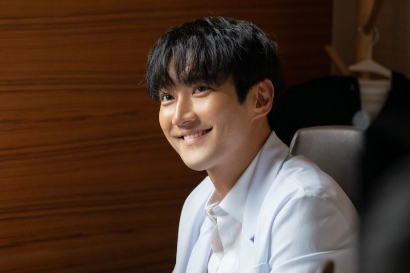 Super Junior的崔始源为他的新Rom-Com“Love Is For Suckers”感到兴奋
