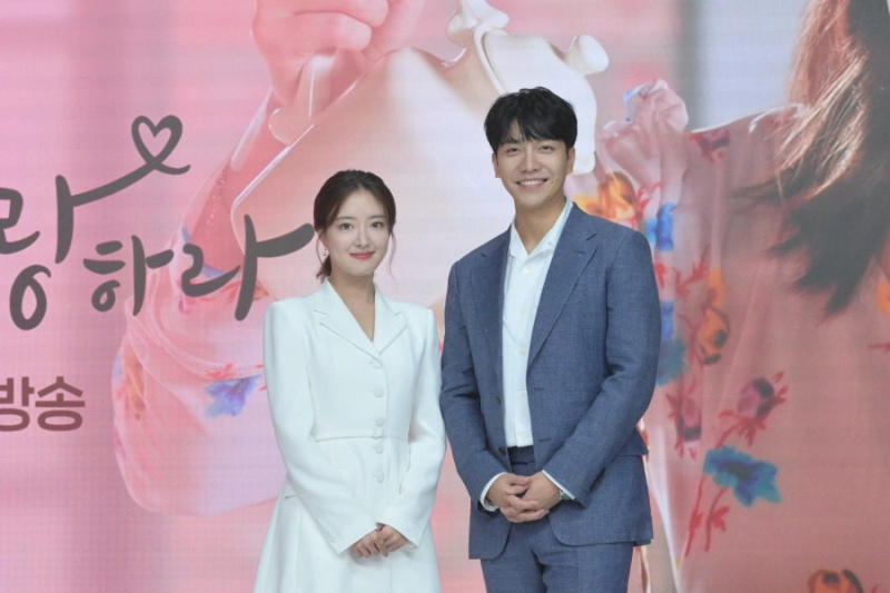 Lee Se Young Dan Lee Seung Gi Berkongsi Kasih Sayang Untuk Watak “The Law Cafe” Mereka, Bercerita Tentang Bersatu Semula Selepas 4 Tahun, Dan Banyak Lagi