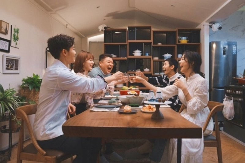 Kwak Dong Yeon, Miyawaki Sakura ng IZ*ONE, at Lee Chung Ah Sumali sa Bagong Social Dining Variety Show
