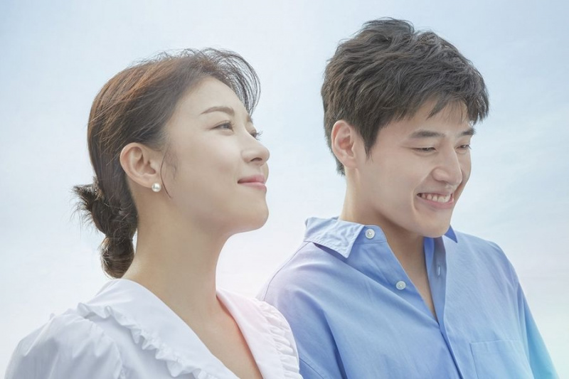 Kang Ha Neul a Ha Ji Won nedokážu skryť svoju náklonnosť k sebe na plagáte „Curtain Call“