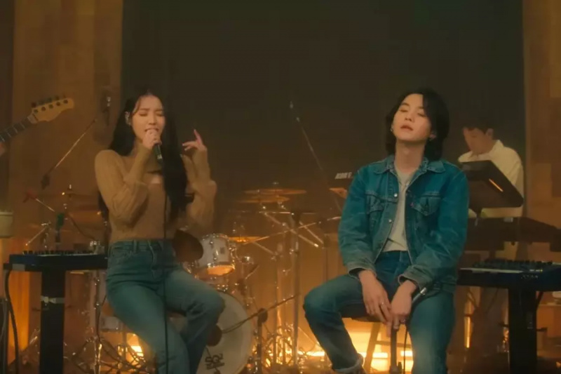 צפו: תצוגה מקדימה של Suga ו-IU של BTS הופעה חיה של שיתוף פעולה חדש 'People Pt. 2 אינץ'