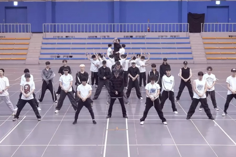 Oglejte si: SEVENTEEN Wows z osupljivim videom koreografije za »Super«