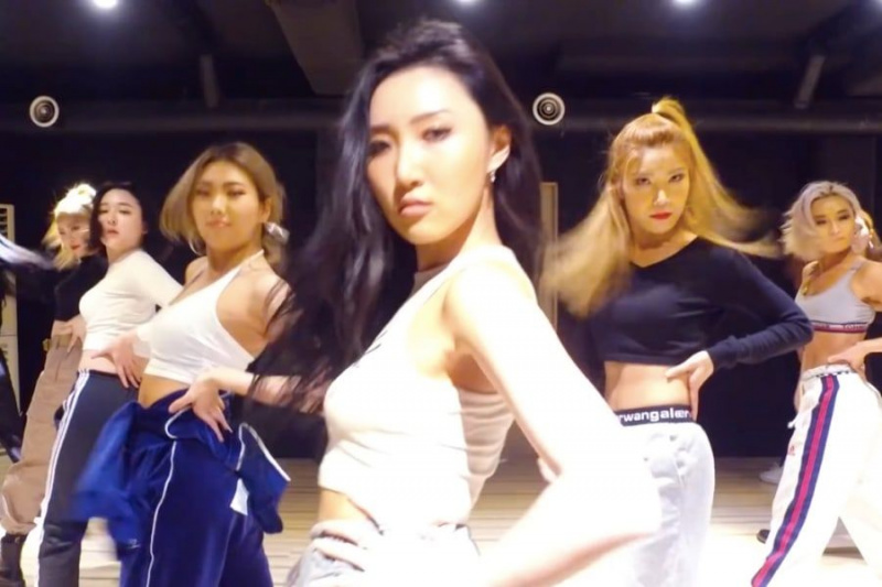  చూడండి: MAMAMOO యొక్క హ్వాసా కొత్త “ట్విట్” పనితీరు వీడియోలో విశ్వాసం మరియు తేజస్సును వెల్లడిస్తుంది