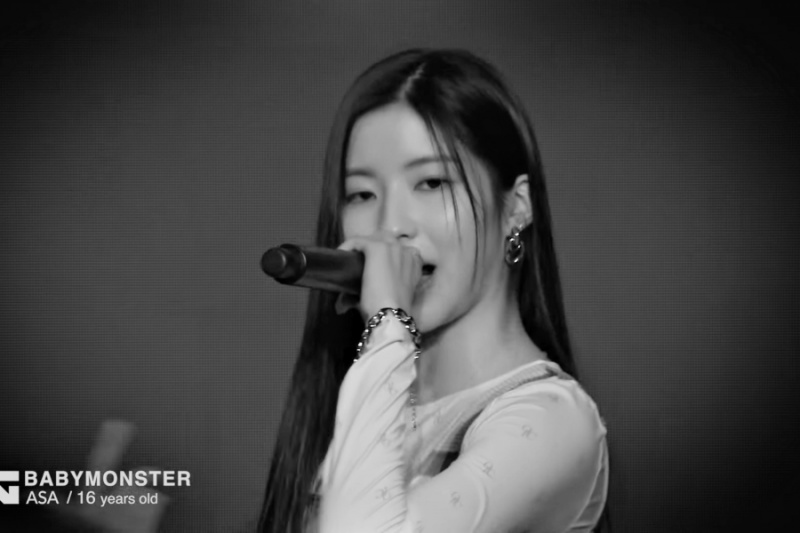 Oglejte si: Nova dekliška skupina YG BABYMONSTER predstavlja japonsko članico Asa z videom nastopa v živo