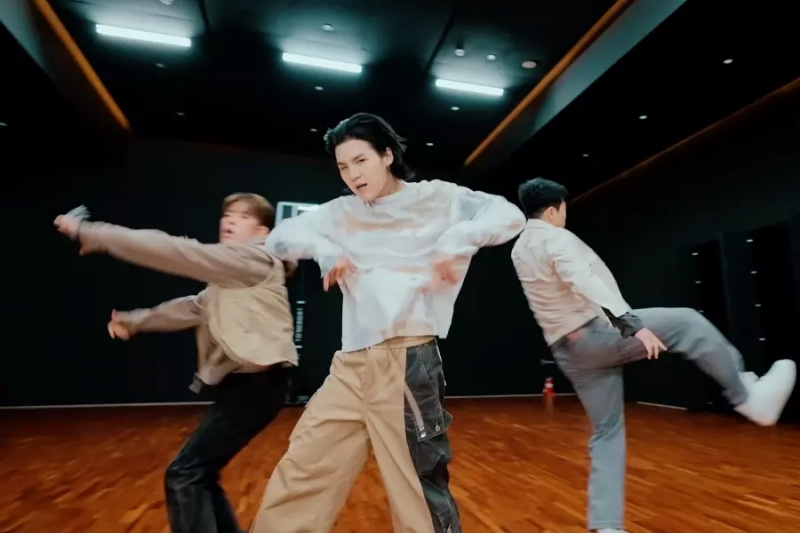 İzleyin: BTS'den Suga, 'Haegeum' İçin Güçlü Dans Uygulama Videosunda Zorlanıyor