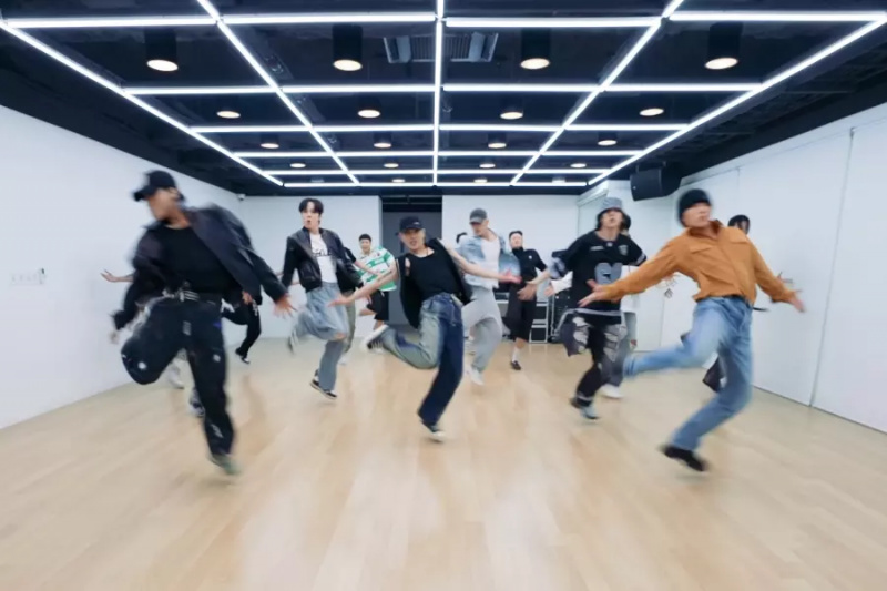 Katso: ATEEZ Wows In Red-Hot Dance Practice -video kappaleelle ”BOUNCY (K-HOT CHILLI PEPPERS)”
