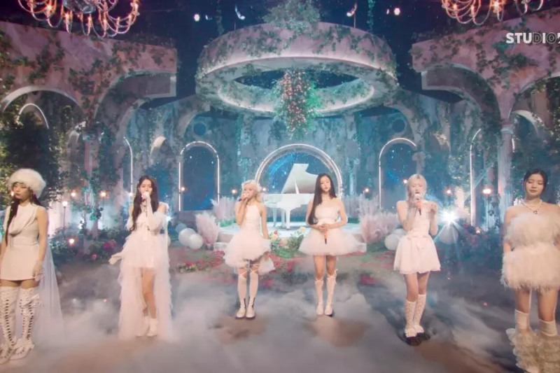 Sehen Sie: BABYMONSTER spielt „Stuck In The Middle“ live auf der atemberaubenden Special Stage