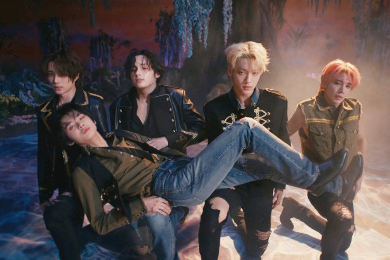 Ansehen: TXT schwelt in verführerischer Choreografie MV für „Sugar Rush Ride“