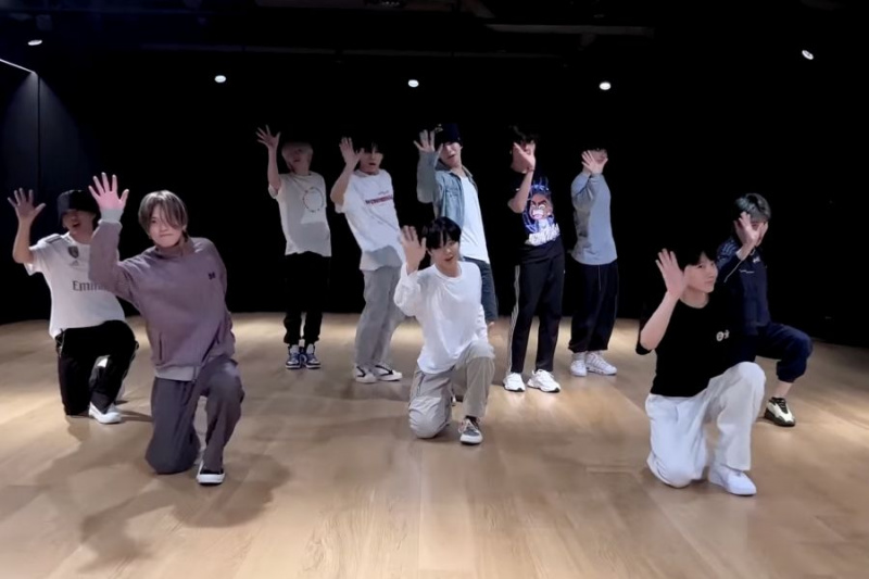 Vaadake: TREASURE Wows nende sünkroniseerimisega energilises tantsupraktikas video 'HELLO' jaoks