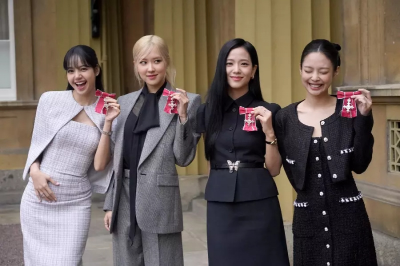 Bekijk: BLACKPINK ontvangt ere-MBE's van koning Charles in Buckingham Palace