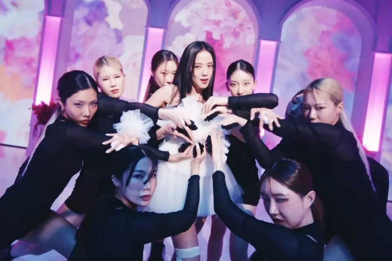 Смотреть: Джису из BLACKPINK сняла потрясающее танцевальное видео для «FLOWER»