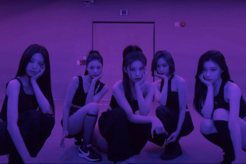 İzleyin: ITZY, Gizemli 'Cheshire' Dans Uygulama Videosu İle Hayranları Daha da Meraklandırıyor