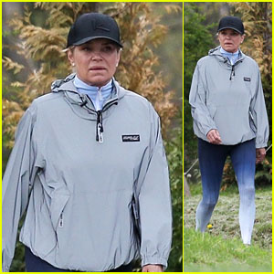  Yolanda Hadid는 Gigi Hadid 임신 소식을 확인한 후 검역 중에 친구들과 신선한 공기를 얻습니다.